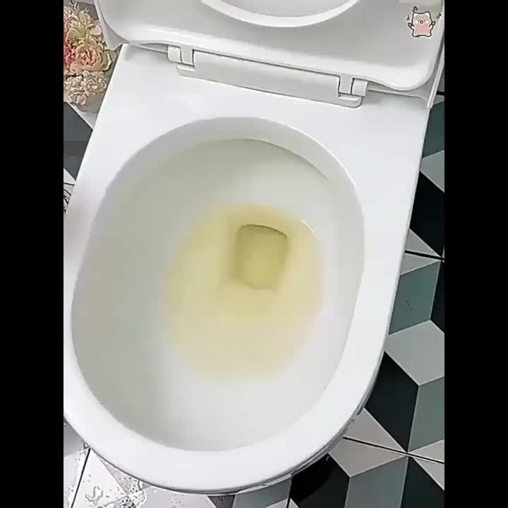 Powerful drain cleaning powder dissolves hair and grease in pipes and drains