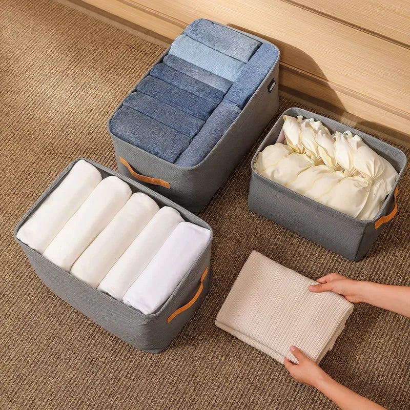 Foldable storage bag for quilts and clothes with reinforced handle and dustproof fabric